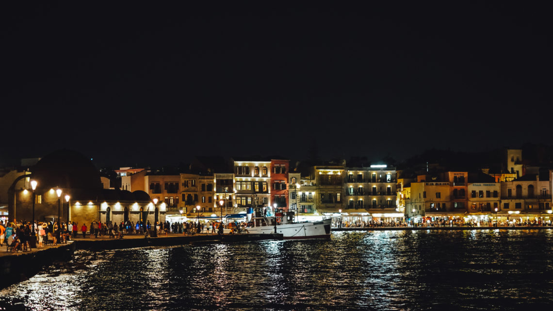Beleuchtete Häuser am alten Hafen in Chania Kreta