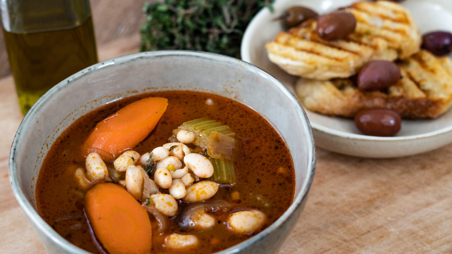 Griechische Bohnensuppe - Veganes Rezept für Fasolada | Heycrete.com