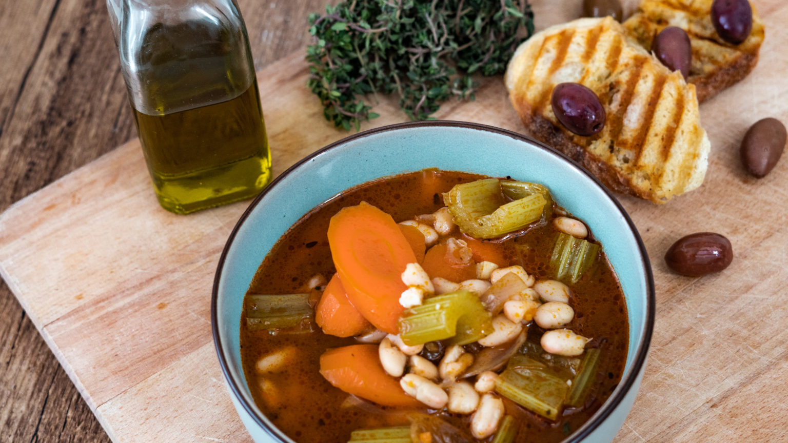 Griechische Bohnensuppe - Veganes Rezept für Fasolada | Heycrete.com